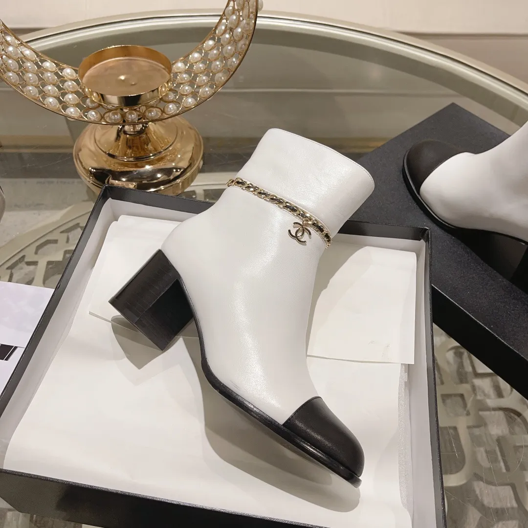 👟👟Ex-factory price 700👟👟 2025 Xiaoxiang chanel high quality counter grade 𝙎𝙡𝙞𝙣𝙜-𝙗𝙖𝙘𝙠🌈〰͏ chanelaa® Xiaoxiang new chain ⛓️slimming short boots Top purchasing level rare items are new 🍾👟👟 ━━━━━ ЅᏇєєt ━━━━━ 🍒 Upper: Italian imported calfskin ➕ Chanel’s unique chain element Lining: Imported comfortable and soft sheepskin lining for foot pads Outsole: Exclusive molding of Italian imported genuine leather outsole Color: Black/White/Apricot Size: 34 to 40 (34, 41, 42 are customized and non-returnable and non-exchangeable) Packaging: The latest full set of packaging from the counter shoe industry